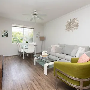 Two Bedroom Sleeps 6 With Free Parking Near Boating Apartment